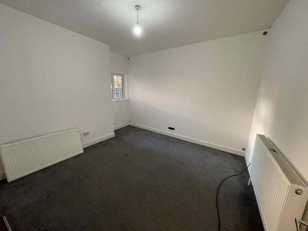 Lot: 125 - RECENTLY EXTENDED PROPERTY ARRANGED AS FIVE WELL PRESENTED FLATS - Bedroom with window